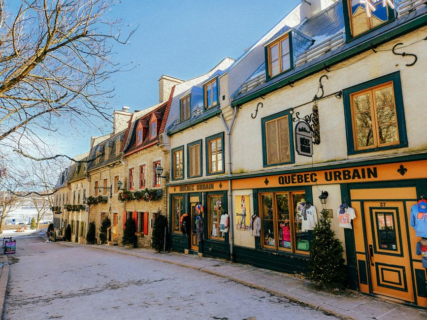 Une rangée de galeries d'art et d'ateliers le long de la rue principale de Val-David, montagnes se dressant derrière en automne