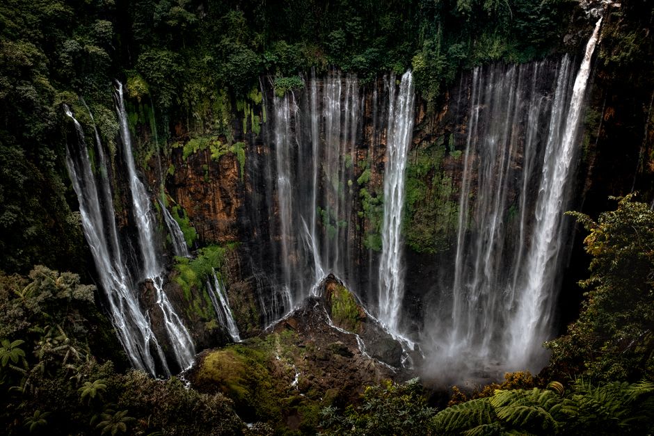 Cascada Voile de la Mariée cayendo en delgados hilos por una pared de roca volcánica