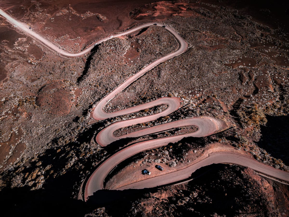Las crestas verdes y los barrancos del Cirque de Mafate vistos desde el mirador de Maïdo tras el amanecer