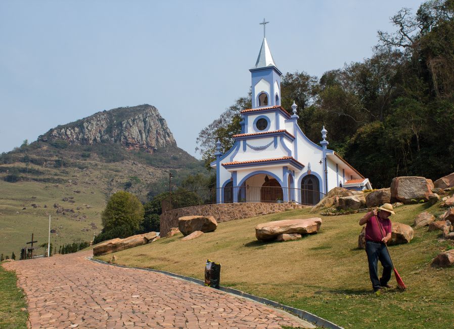 Petite chapelle en pierre surplombant les collines couvertes de vignes du Vale dos Vinhedos