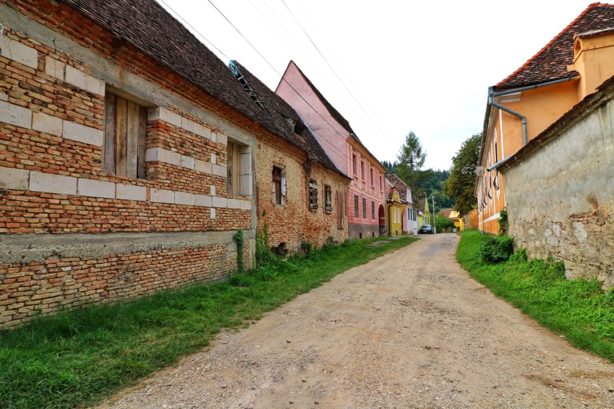 La Plaza Grande adoquinada de Sibiu rodeada de fachadas pastel bajo la Torre del Consejo