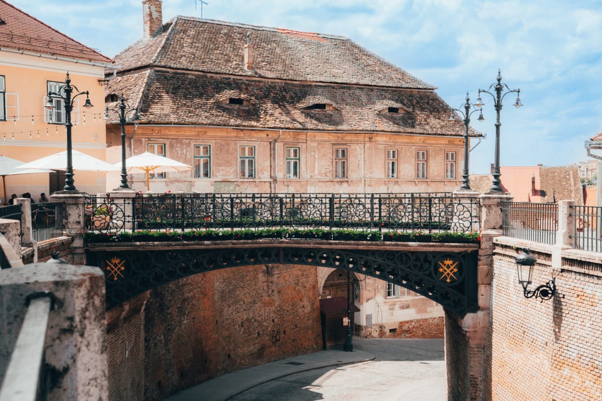 El Puente de las Mentiras de hierro arqueándose sobre un pasaje escalonado en el casco antiguo de Sibiu