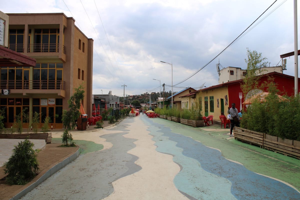 Un bar de playa de Rubavu a la hora dorada, sillas de plástico frente a la tranquila extensión del lago Kivu