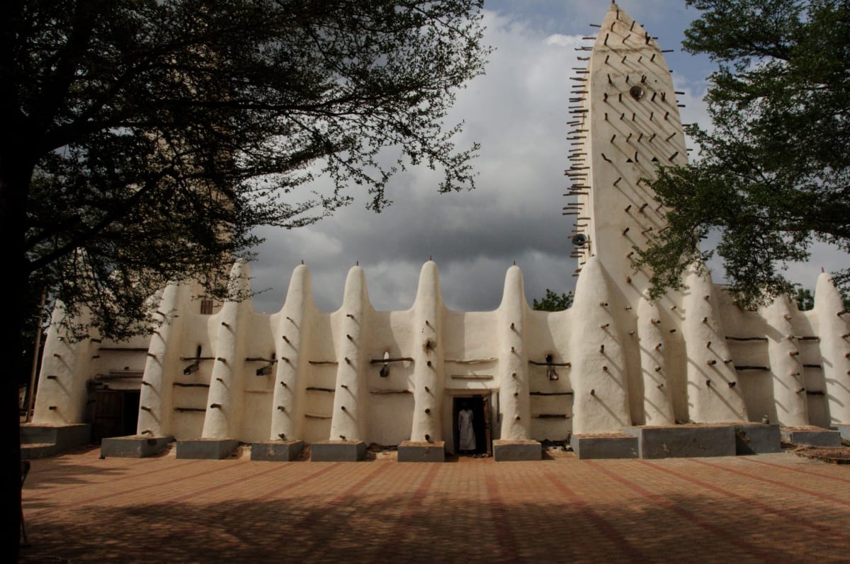 La mosquée Djinguereber à Tombouctou, ses murs en terre et son minaret captant la lumière de fin d'après-midi