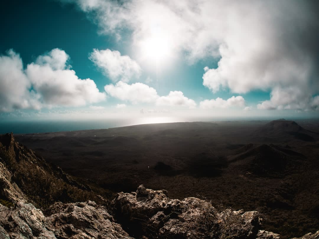 La vista desde la cima de Morne La Combe mostrando tanto la costa caribeña como la atlántica de Santa Lucía