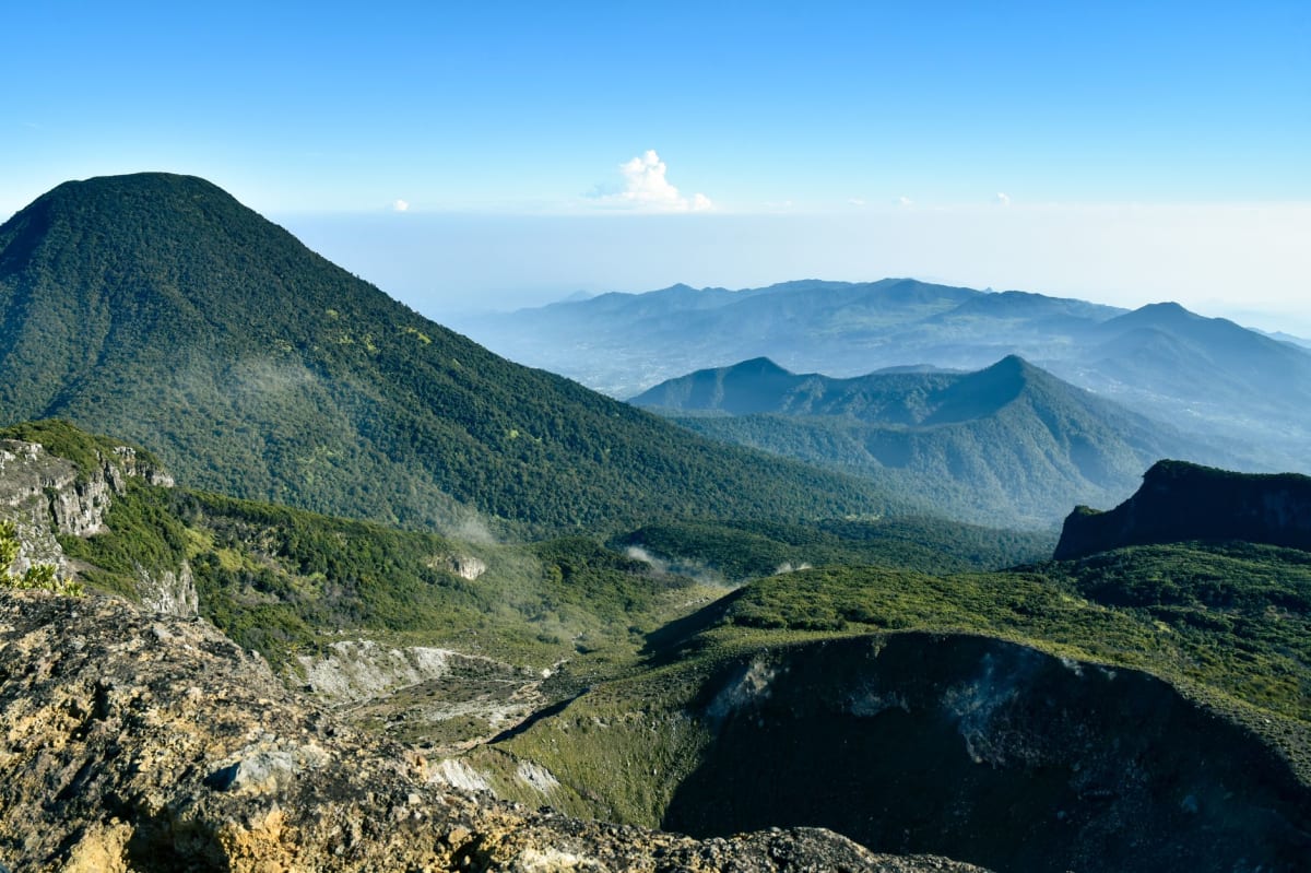 El suelo del cráter de La Soufrière con ventanas de vapor activas y la cúpula de lava de 2021 elevándose desde el centro, las paredes del cráter hundiéndose abruptamente por todos lados