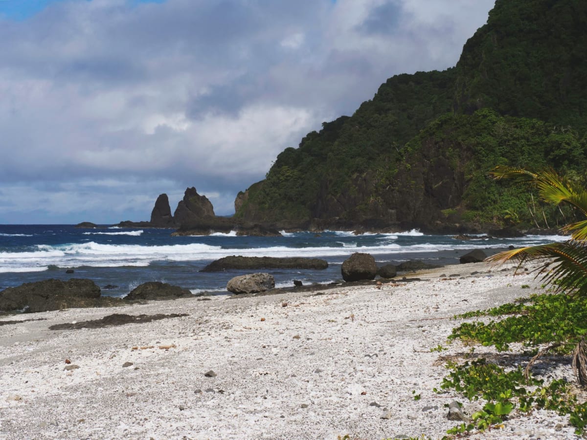 El ferry aproximándose a Savai'i, el perfil volcánico oscuro de la isla emergiendo del Pacífico