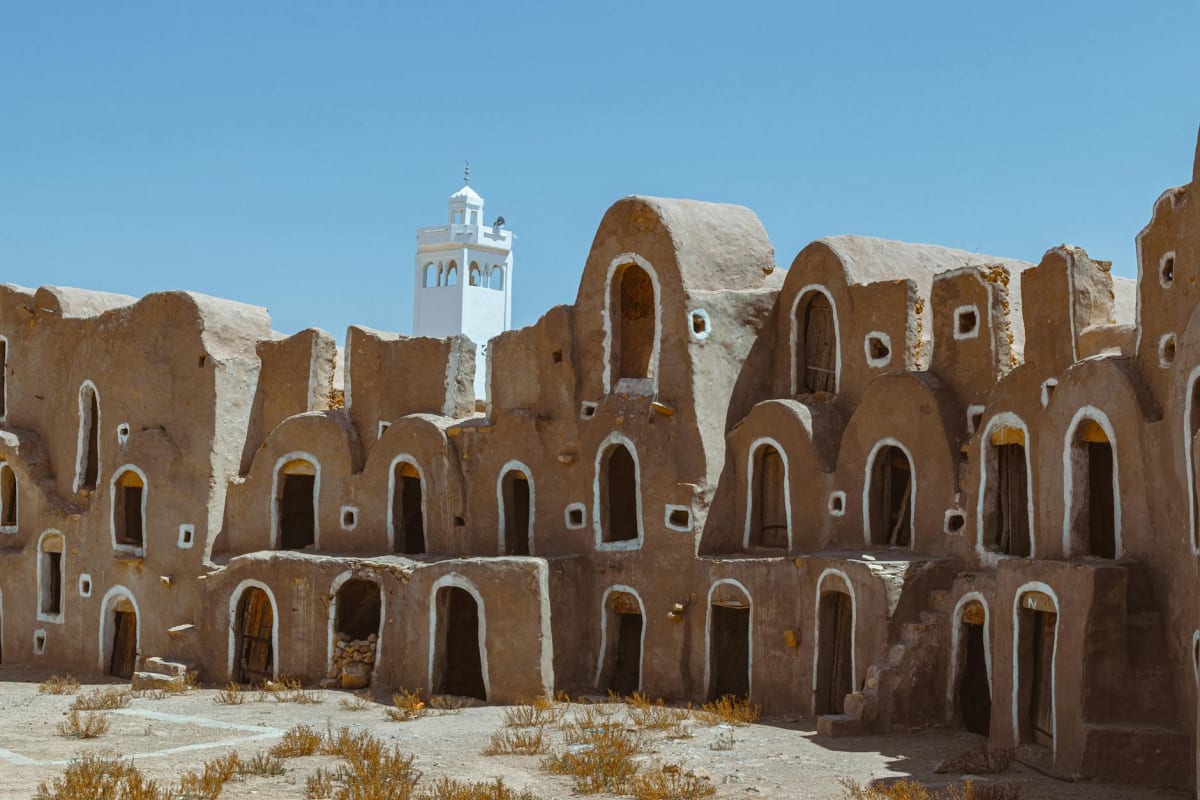 Parque verde del wadi Hanifah con arquitectura tradicional al fondo