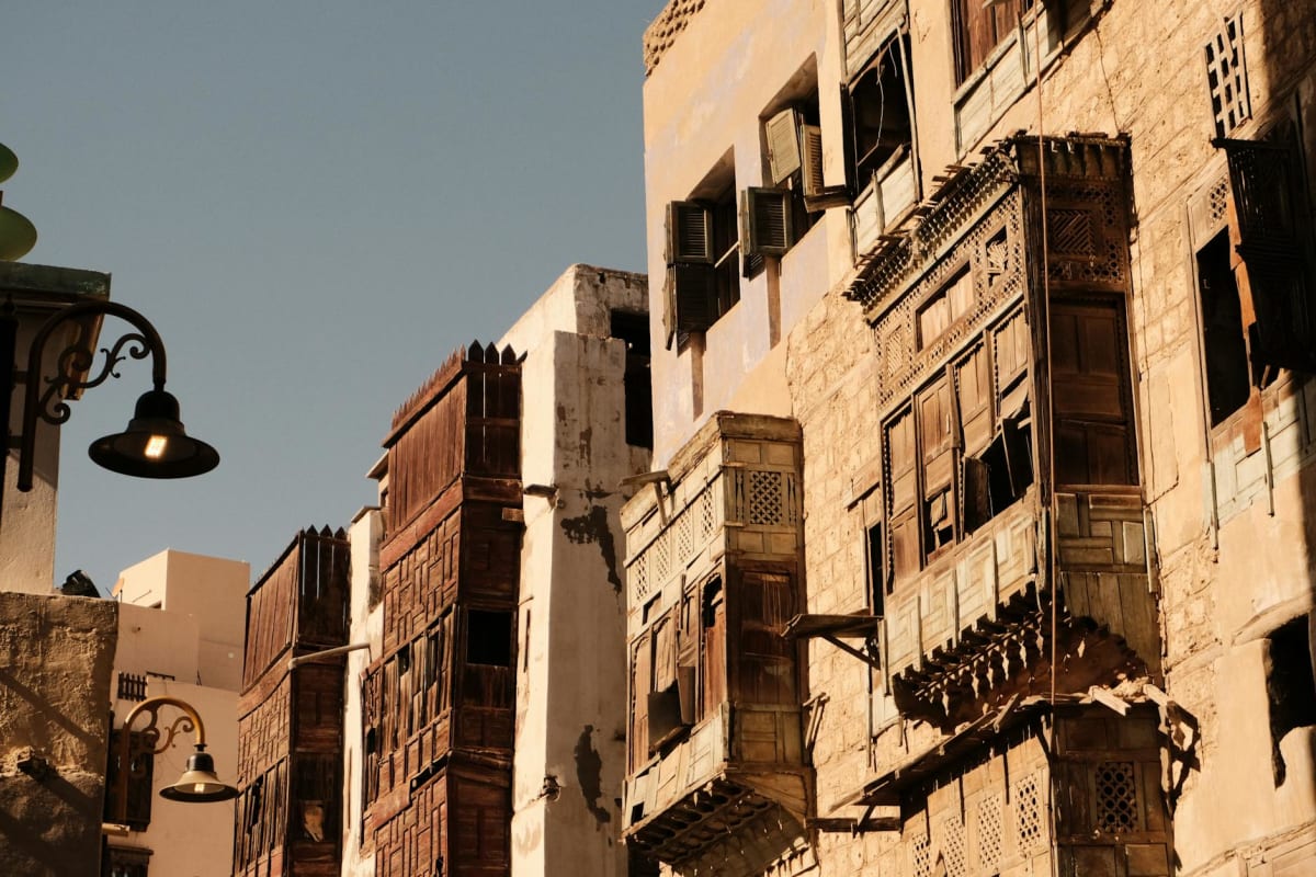 Edificios históricos y callejones estrechos en el Yeda antiguo
