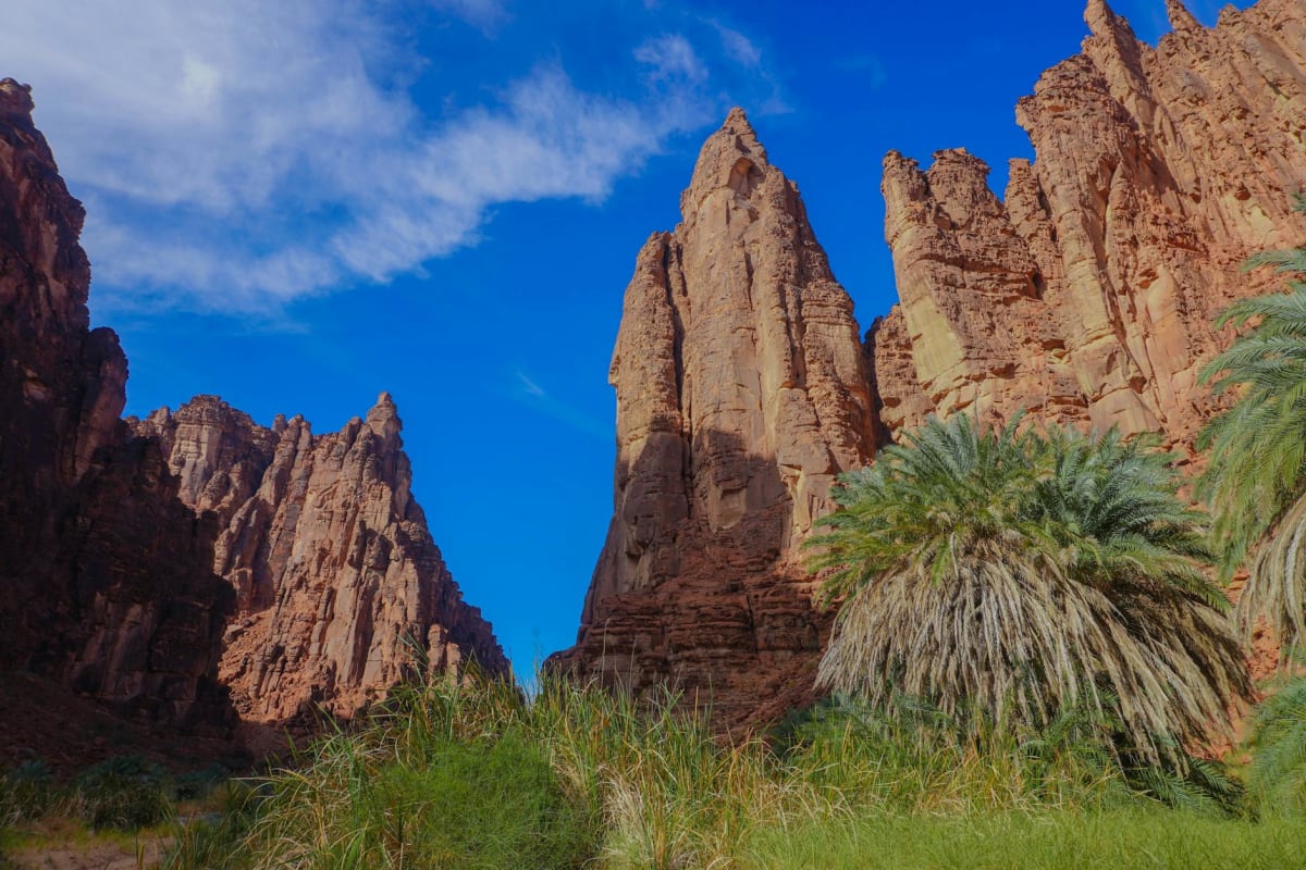 Paisaje desértico volcánico con ruinas antiguas cerca de Tabuk