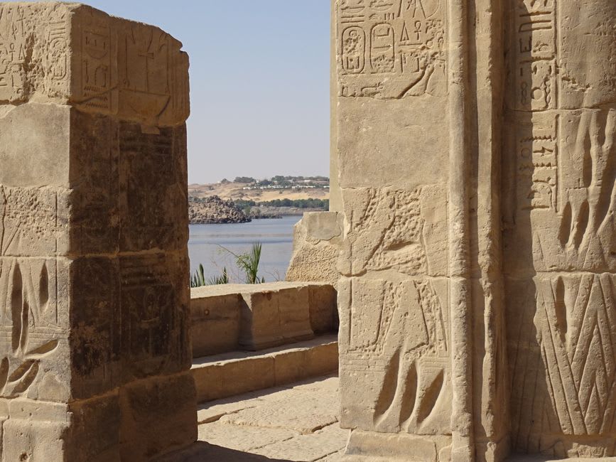 Estelas de arenisca erosionadas inclinadas entre las ruinas del templo de Hathor en Serabit el-Khadim
