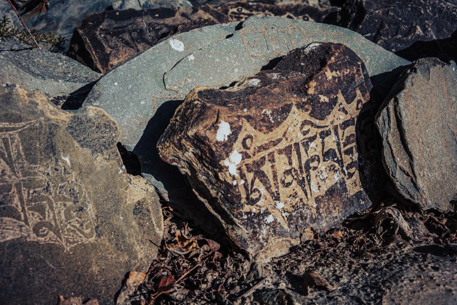 Primer plano de las antiguas inscripciones protosinaíticas talladas en la arenisca cerca de las entradas de las minas en Serabit el-Khadim
