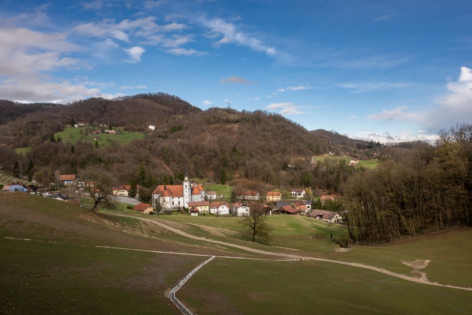 El río Kolpa serpenteando por un valle verde que forma la frontera entre Eslovenia y Croacia