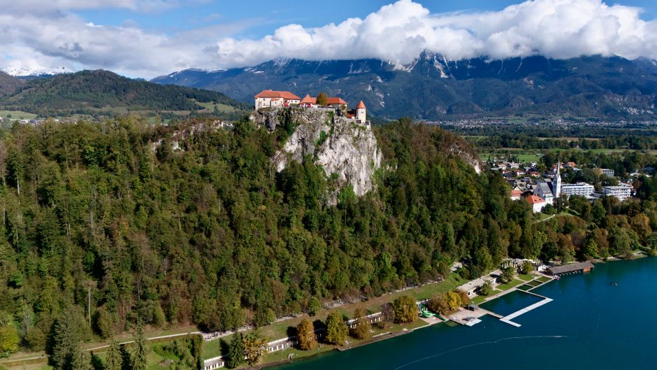 Vista desde la terraza del Castillo de Bled mirando hacia el lago, la iglesia de la isla y los Alpes Julianos circundantes