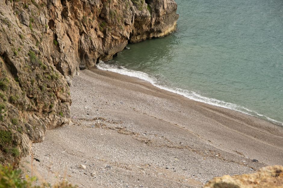 Pequeña cala de guijarros bajo el promontorio de Debeli Rtič con agua turquesa transparente