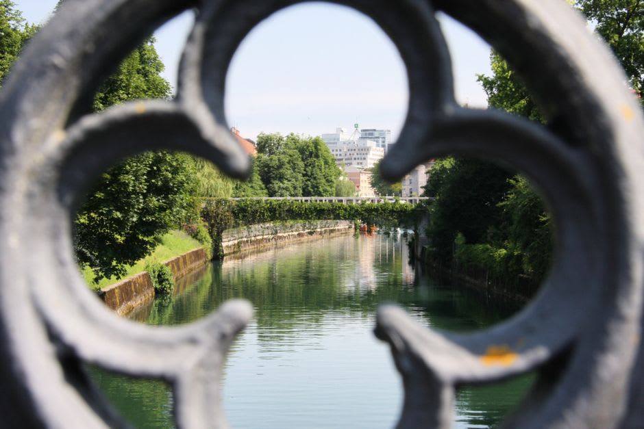 La longitud completa del Puente de los Dragones cruzando el Ljubljanica con su herrería secesionista