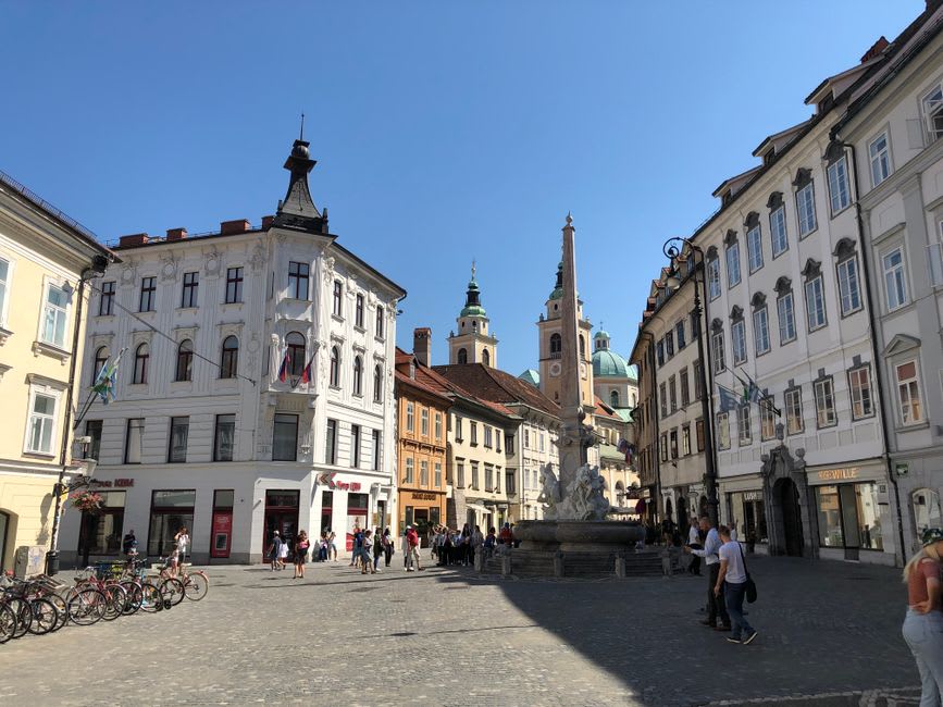 Statue en bronze de France Prešeren sous la façade rose de l'église franciscaine à Ljubljana