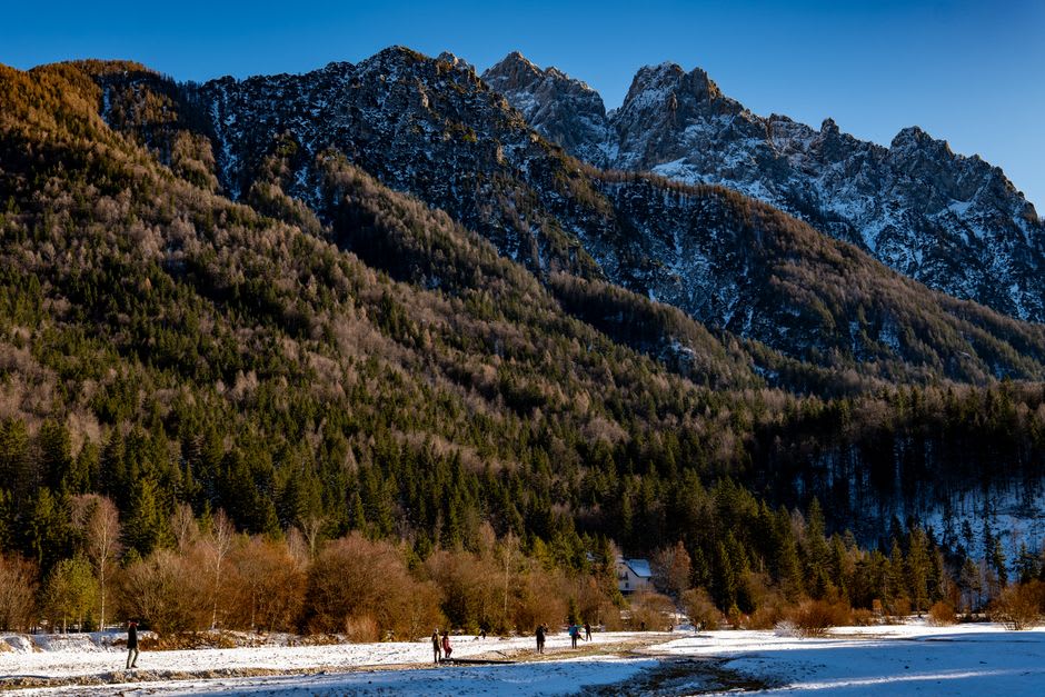 Vista panorámica desde la cresta sobre Vogel mirando hacia el norte a través de los Alpes Julianos con el lago Bohinj visible como una fina cinta abajo