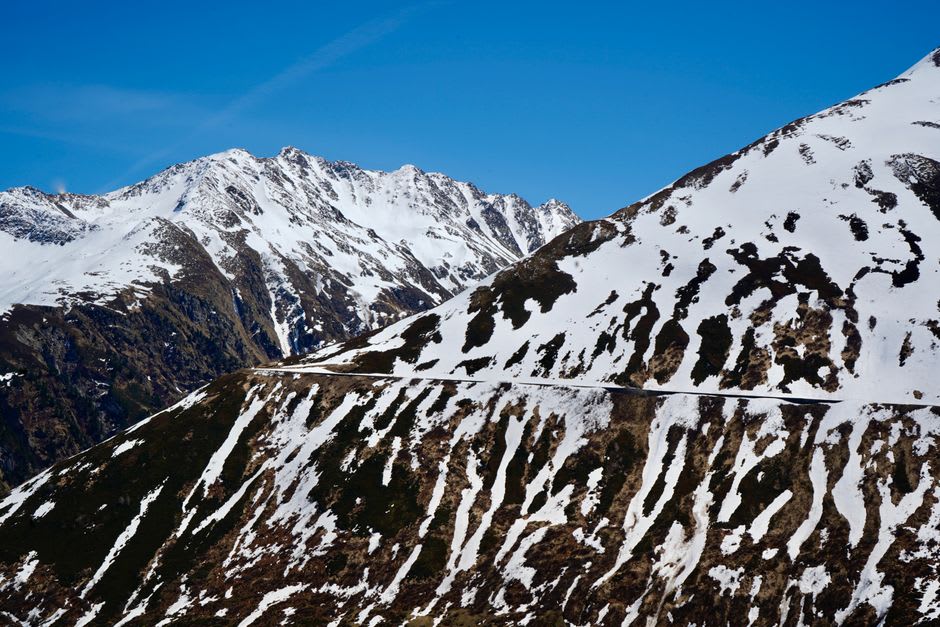 Vue depuis le sommet du col du Vršič regardant vers le sud, par-dessus les sommets superposés des Alpes Juliennes, vers la vallée de Trenta