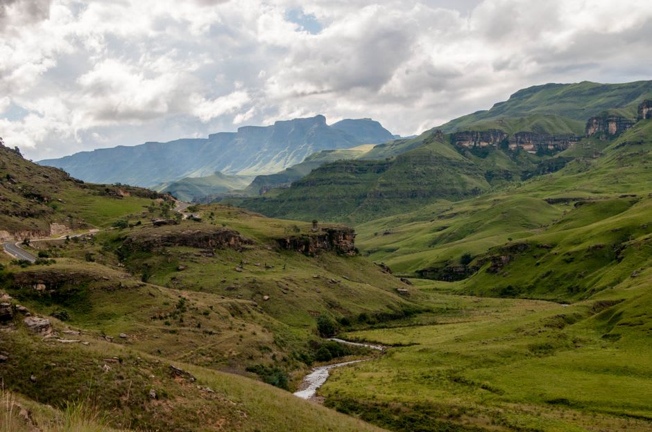 Exuberantes valles verdes y un río serpenteante en las montañas Drakensberg