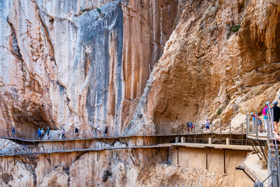 La pasarela de hierro y madera de las Pasarelas del Río Vero aferrada a la pared del cañón sobre el río