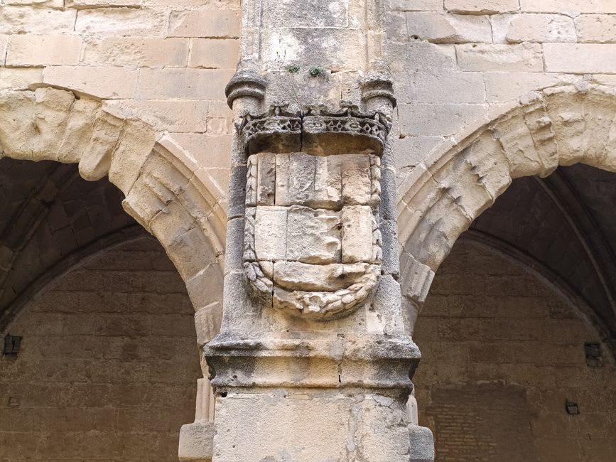 El claustro de la Colegiata de Santa María la Mayor con capiteles de piedra tallada sobre el desfiladero