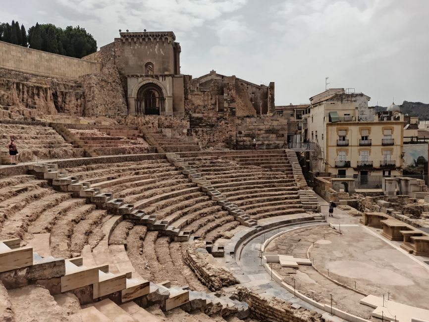 Les gradins excavés du théâtre romain de Cartagène avec la passerelle du musée moderne au-dessus