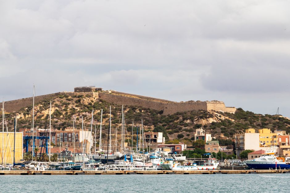 Vue depuis le Castillo de la Concepción sur le port naturel de Cartagène à l'heure dorée