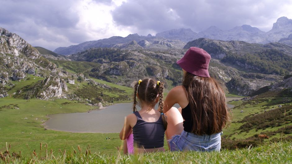 Le lac Enol, l'un des lacs glaciaires de Covadonga, entouré des pics calcaires des Picos de Europa