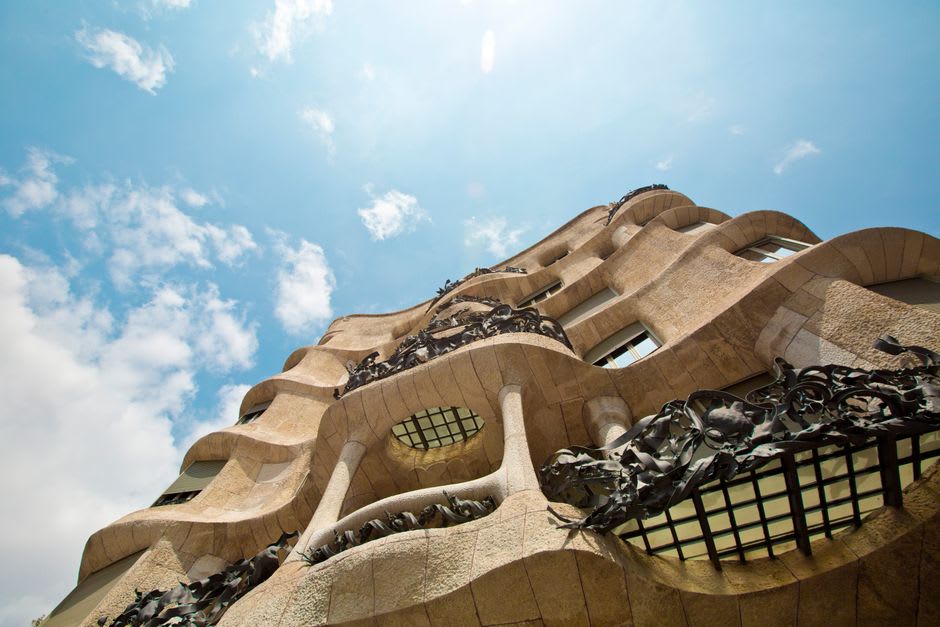 La façade néo-gothique à tourelles de la Casa Botines, l'un des rares bâtiments de Gaudí hors de Catalogne