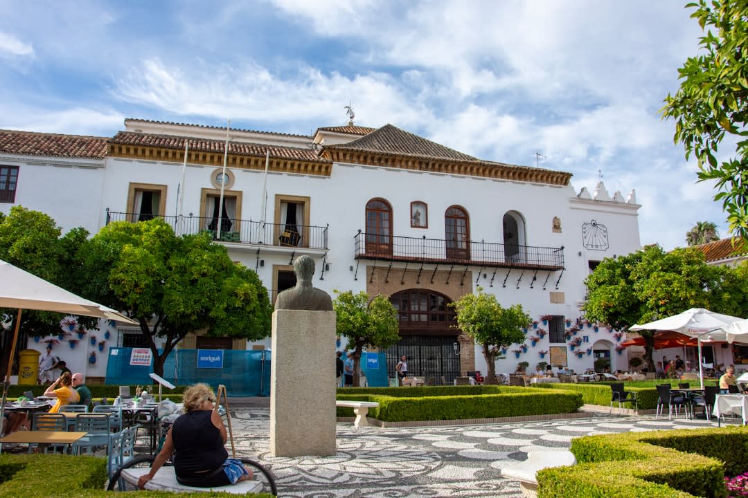 Orangers et bâtiments blanchis à la chaux sur la Plaza de los Naranjos historique de Marbella