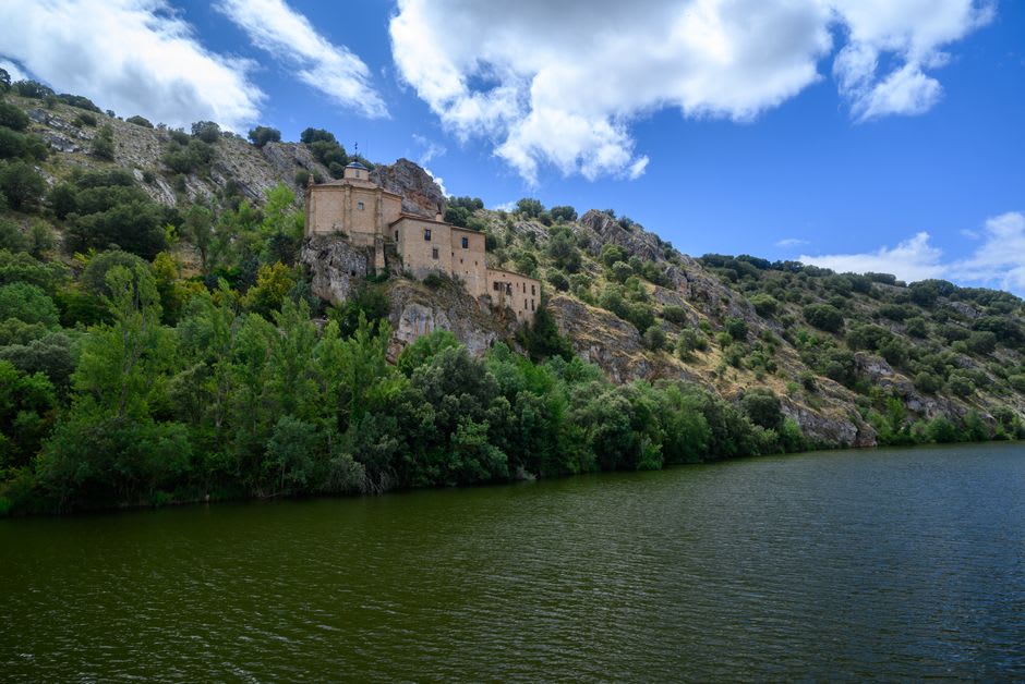 Peupliers bordant les rives du fleuve Duero à Soria, le paysage qui a inspiré Antonio Machado