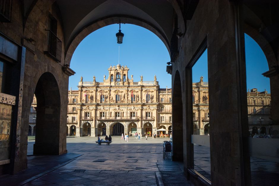 Une arche de pierre sculptée sur la Plaza Mayor de Ciudad Rodrigo dans la lumière de fin d'après-midi