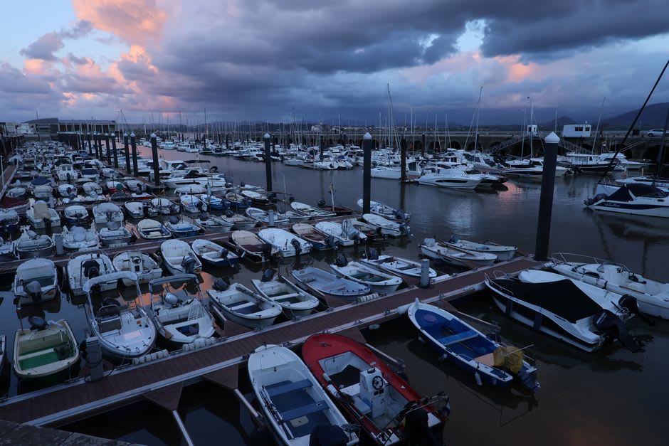 Bateaux de pêcheurs amarrés dans la marina de Puerto Chico à Santander en fin d'après-midi