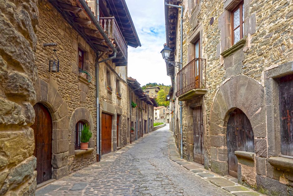 Rues médiévales étroites de la vieille ville de Vitoria-Gasteiz bordées de bâtiments en pierre et de balcons en fer forgé