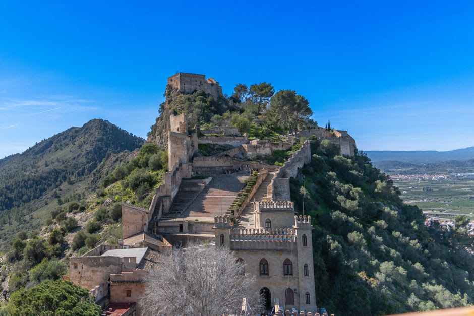 Las murallas gemelas del castillo de Xàtiva recorriendo la cresta sobre el casco antiguo