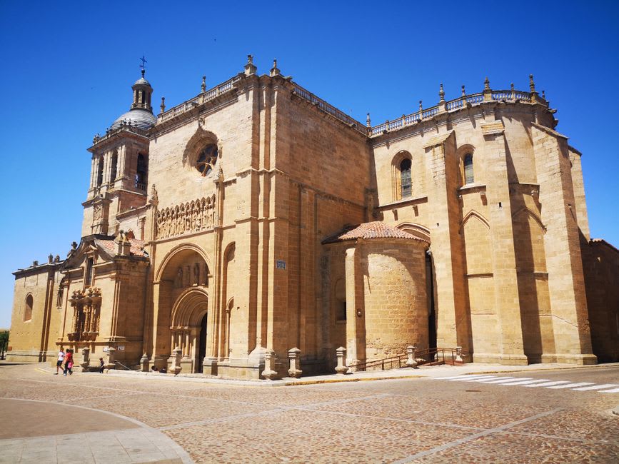 Una fachada románica desgastada por el tiempo en Zamora con arcos de medio punto y capiteles labrados