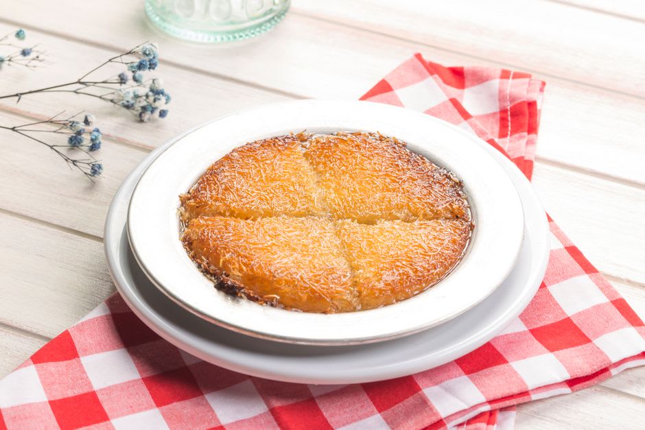 Un plato de künefe, el pastel de queso empapado en almíbar de Hatay, servido en una panadería reabierta