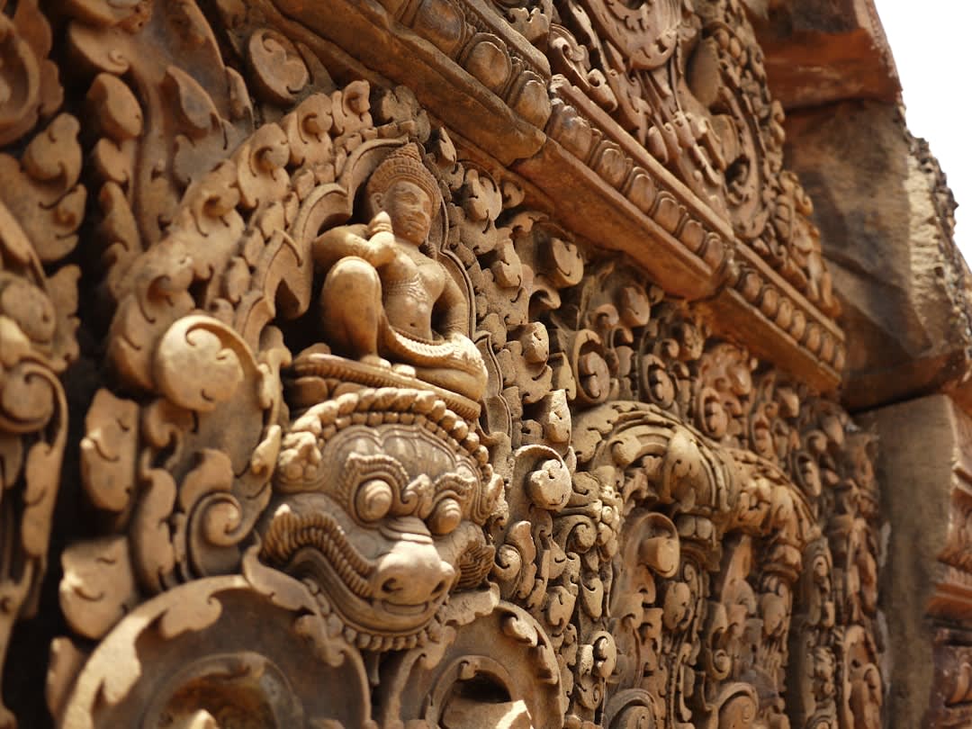 El portal de piedra intrincadamente tallado de la Cifte Minareli Medrese en Erzurum