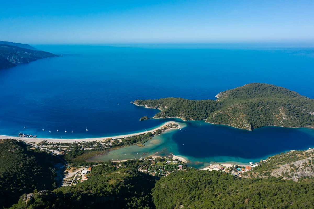 Las aguas cristalinas y turquesas de la laguna de Oludeniz cerca de Fethiye