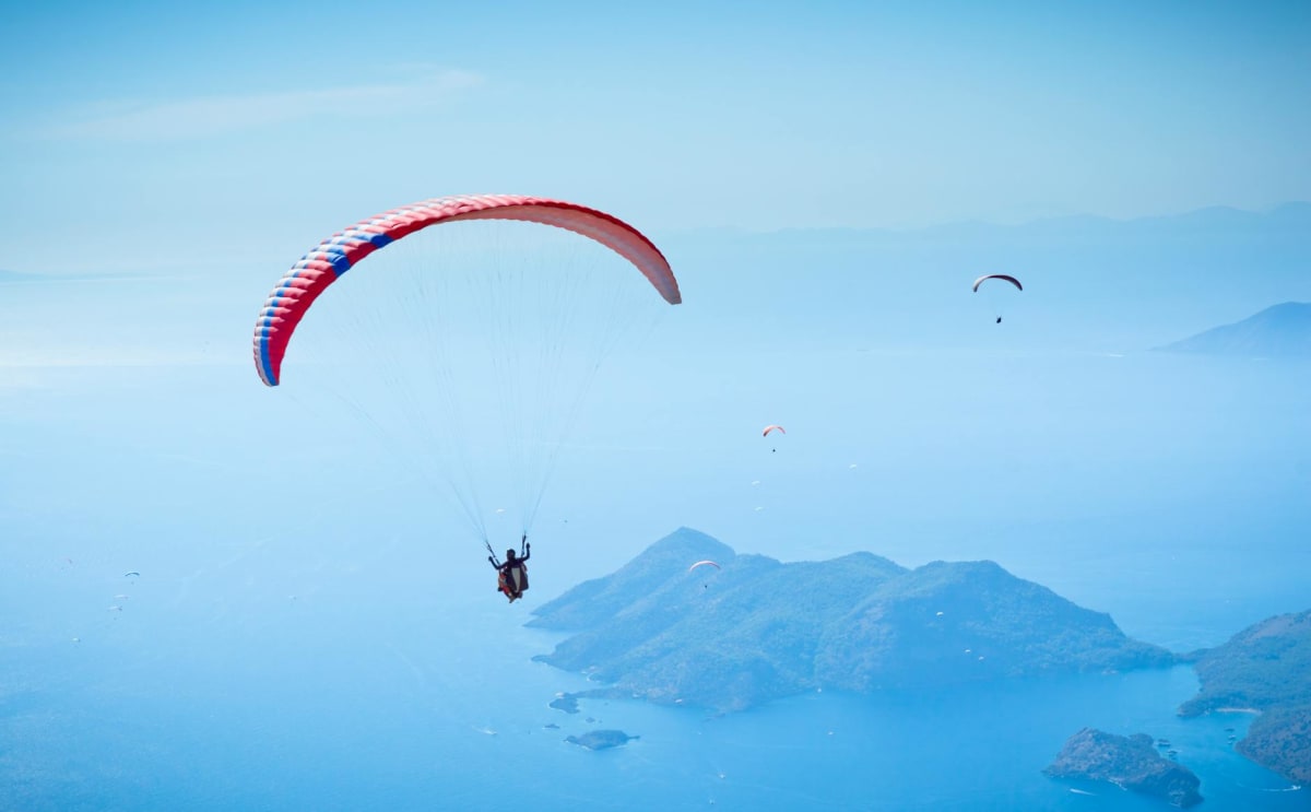 Parapentistas sobrevolando la costa turquesa de Fethiye