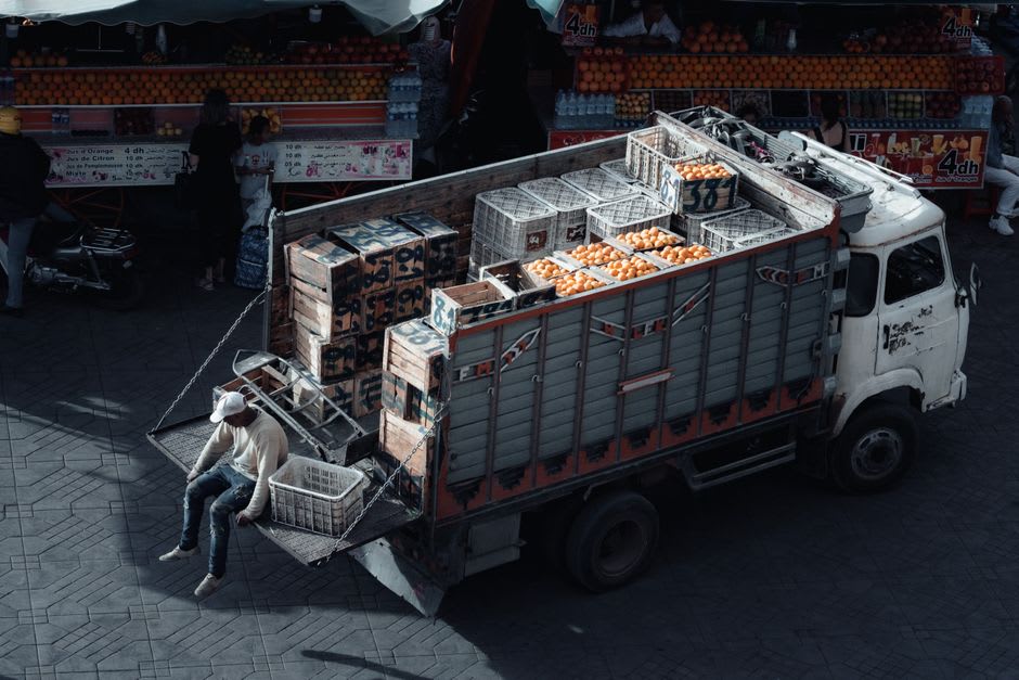 Cajones de naranjas frescas en un puesto de mercado callejero en Mersin