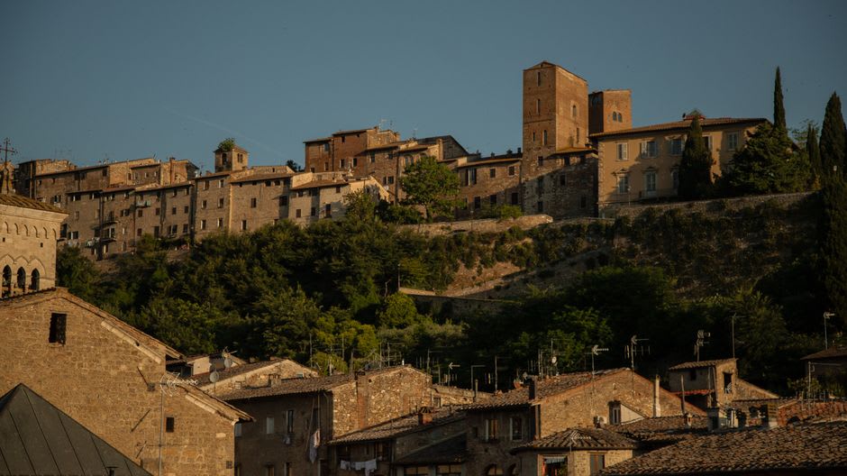 Vista sobre las colinas toscanas desde las murallas de Montepulciano a la hora dorada