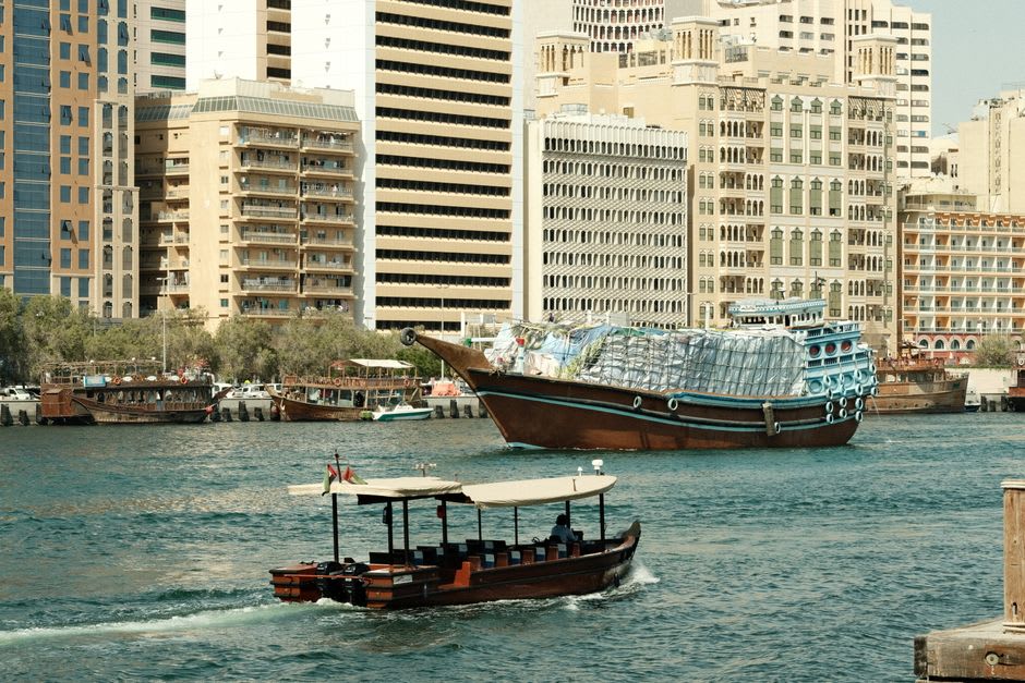 Bateaux cargo dhow amarrés le long des rives de Dubai Creek chargés de marchandises