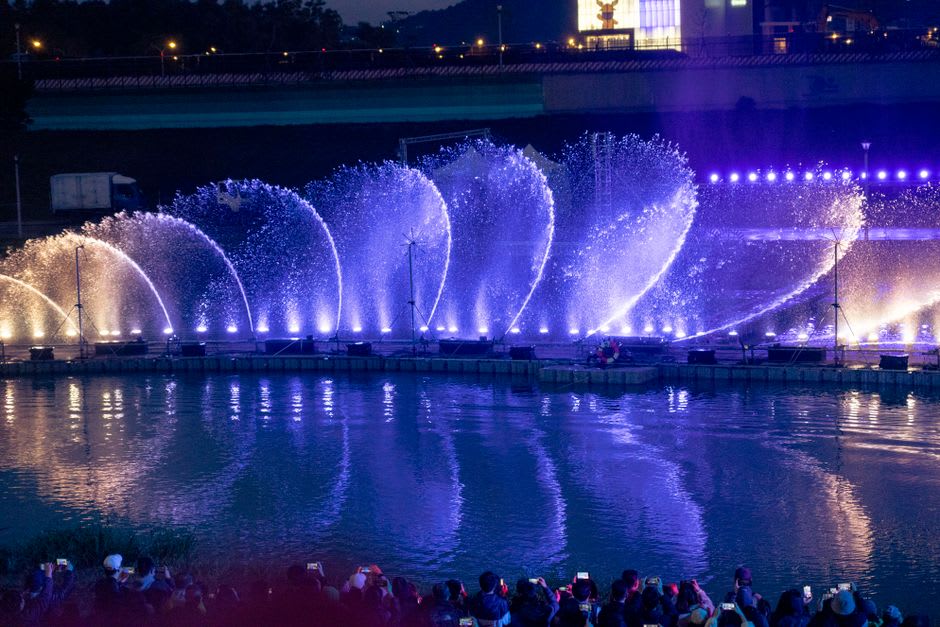 Des foules regardant le spectacle de la Dubai Fountain depuis la promenade du lac Burj Khalifa