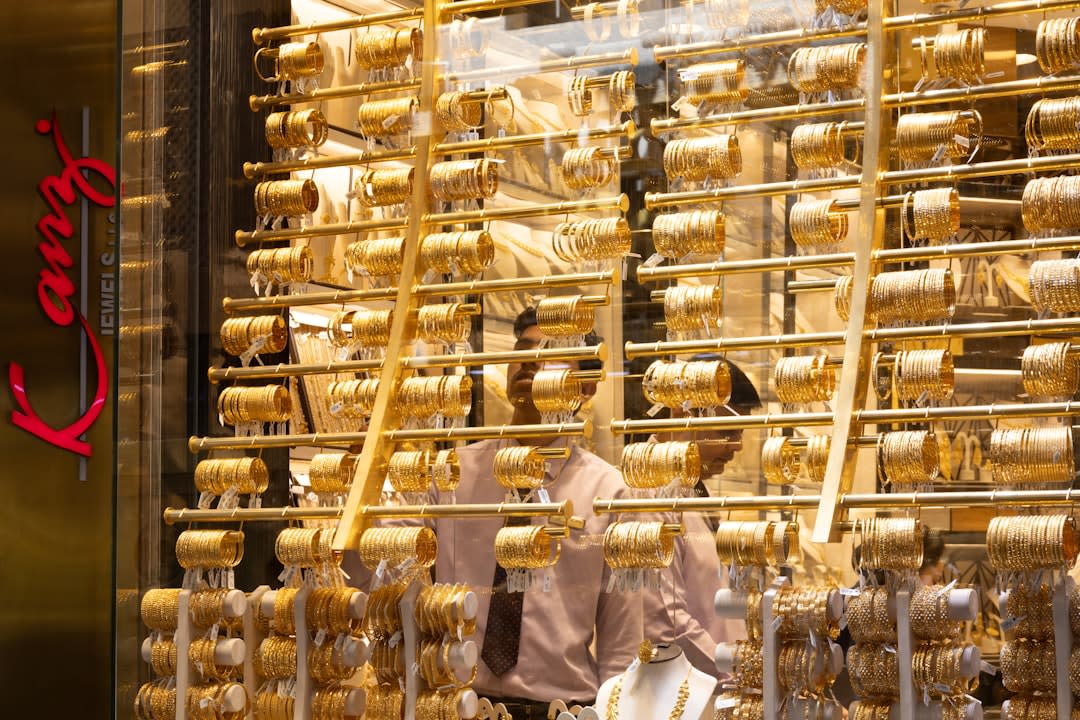 Bijoux en or et bracelets exposés dans une vitrine du Souk de l'or de Dubaï