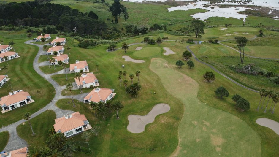 Vue aérienne des fairways du parcours de golf de Dubai Hills bordés de villas résidentielles