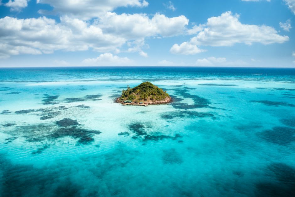 Turquoise shallow water surrounding a small white sand cay in Parque Nacional Morrocoy