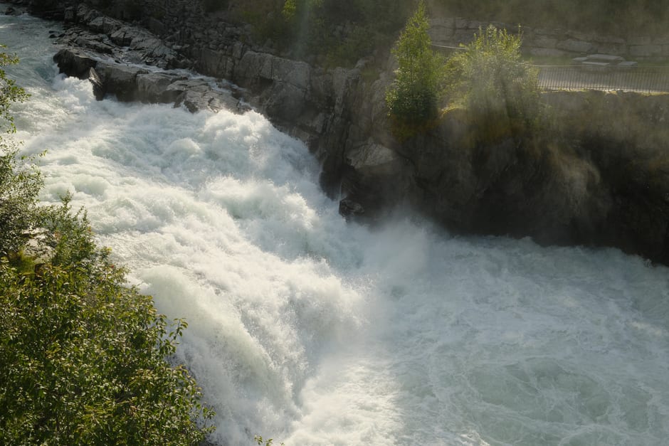 Close-up of water spray drifting across a stone viewpoint at the edge of the gorge