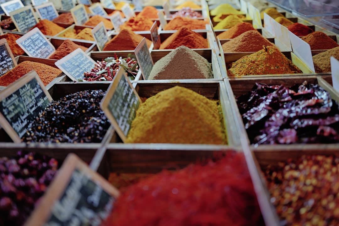 Puesto de especias en el mercado antiguo de Zabid con sacos de comino y cúrcuma pesados a mano